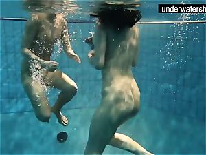 2 uber-sexy amateurs displaying their figures off under water